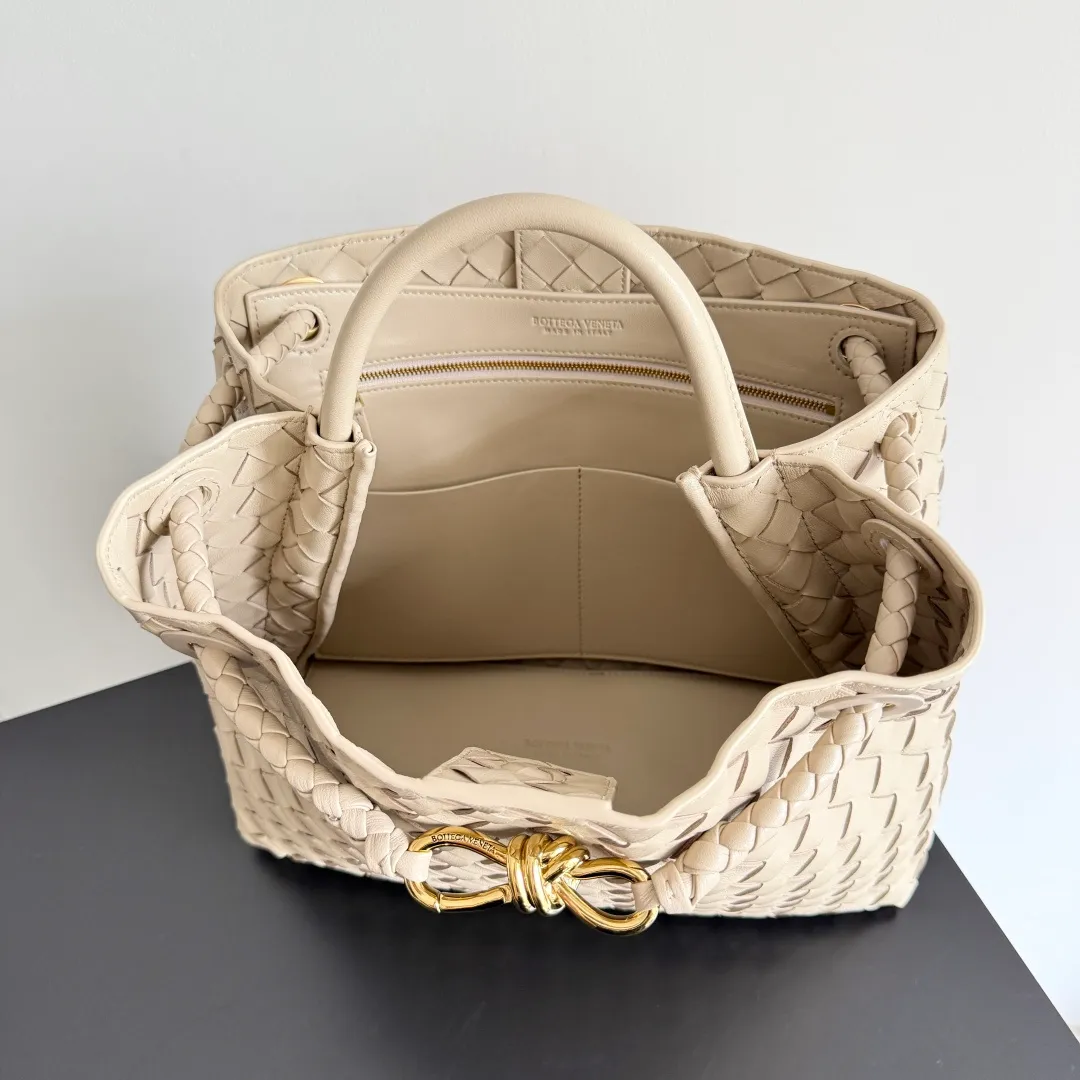 The 2023 new Andiamo batch of 2260 BV has been shipped‼ ️Really popular🔥The new Andiamo woven handbag launched by Bottega Veneta this season is really popular all over the world! ! Celebrities at home and abroad have worn it, and Oscar-winning actress Michelle Yeoh has taken it out on the street. Song Jia, Trai Yara, Yu Feihong, Sanji Ayaka, Rosie Hunting-Whiteley, Yoshioka Riho, etc. have all picked up this bag. It is classic and versatile, showing off its temperament, and the bag capacity is also large, which is very convenient for daily commuting! ! A variety of carrying methods, the shoulder straps can be adjusted by yourself, the original lambskin feels soft and delicate, and the neutral style is made to break gender boundaries and bring a more practical and long-lasting use experience. Andiamo, which has both elegant and casual styles, perfectly interprets the true appearance of "fashionable old money style". Style number: 743572 Size: 32*24*12